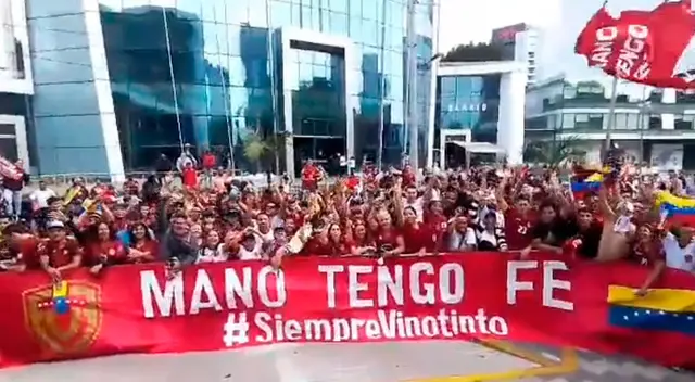 Venezolanos hacen tremenda fiesta para recibir y alentar a la Vinotinto. Venezolanos hacen tremenda fiesta para recibir y alentar a la Vinotinto.