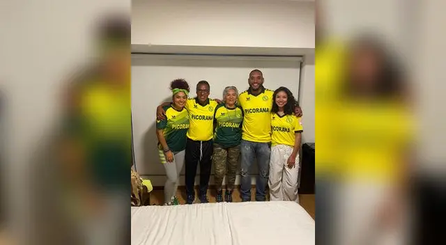 Roberto Arrelucea , técnico del ADA de Jaén flaqueado por sus familia.