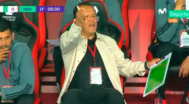 Juan Reynoso sigue firme y usa su pizarra.