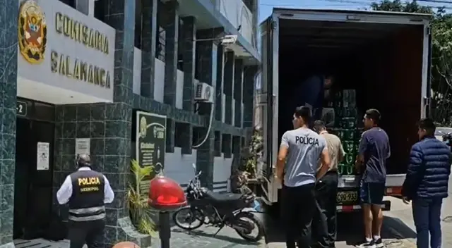 Camión cargado de cerveza llegó hasta comisaría Salamanca en Ate y policías se llevan los sixpacs.