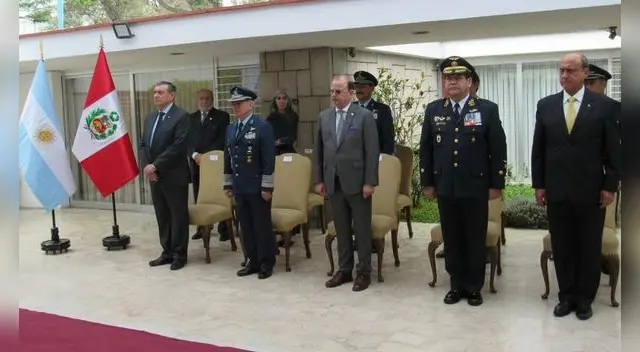 La Fuerza Aérea Argentina (FAA) rindió homenaje a pilotos peruanos por su apoyo en la Guerra de las Malvinas.