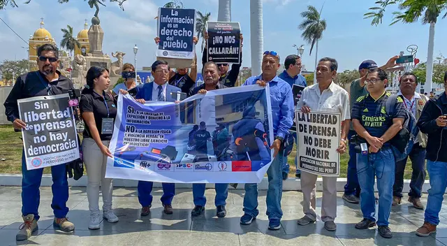 Los periodistas se reunieron para protestar en contra de las agresiones de Arturo Fernández.