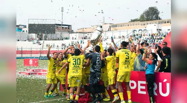 Festejo total de los jugadores por el título logrado en la Copa Perú. Festejo total de los jugadores por el título logrado en la Copa Perú.