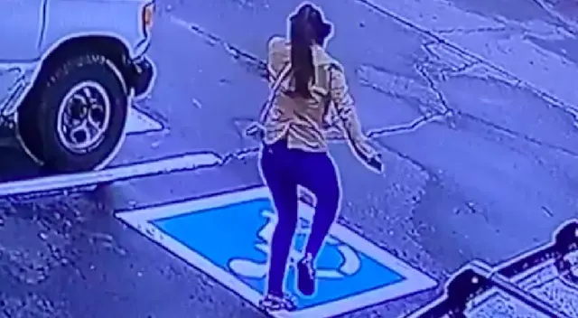 La joven demostró toda su felicidad con su nuevo trabajo.