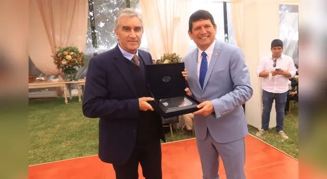 Agustín Lozano señaló que  Juan Carlos Oblitas tiene que ver mucho con la llegada de Jorge Fossati a la selección.