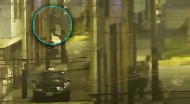 Joven casi es llevado por las autoridades de Pueblo Libre a la cárcel tras hacer locura de amor. Joven casi es llevado por las autoridades de Pueblo Libre a la cárcel tras hacer locura de amor.