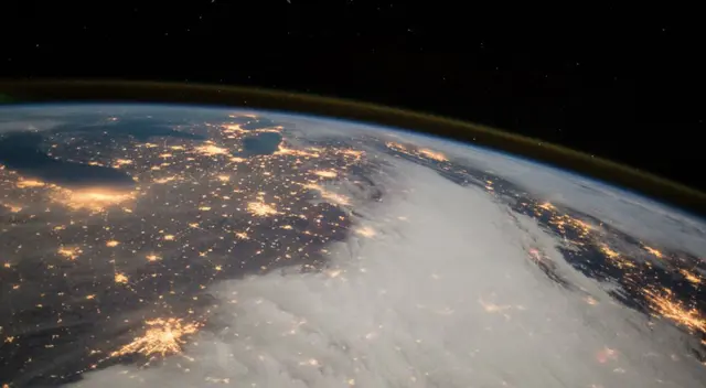 La línea de Kármán divide el fin de la Tierra y el inicio del espacio.