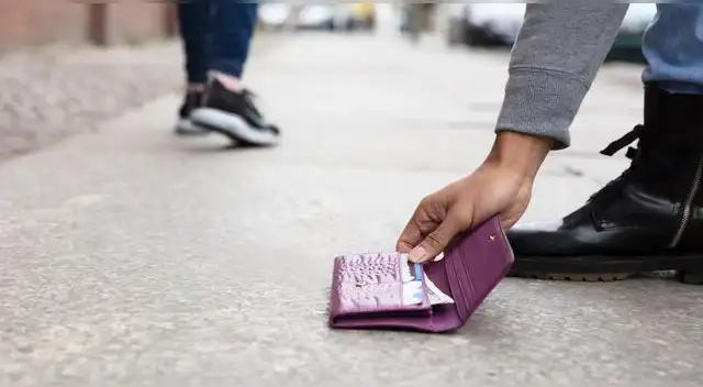 Una adulta mayor pide ayuda para encontrar su monedero negro con todo su dinero ahorrado por Navidad. Una adulta mayor pide ayuda para encontrar su monedero negro con todo su dinero ahorrado por Navidad.