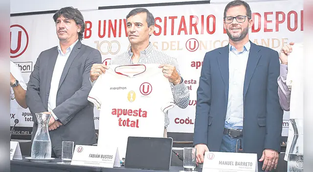 Bustos  posa orgulloso con la camiseta de la 'U'