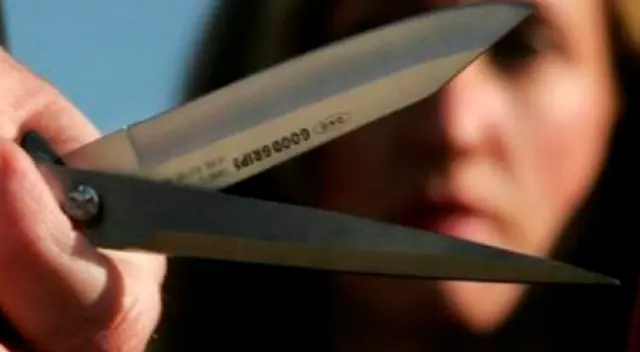 Mujer arremetió contra su esposo por engañarla con su sobrina de 15 años. Mujer arremetió contra su esposo por engañarla con su sobrina de 15 años.