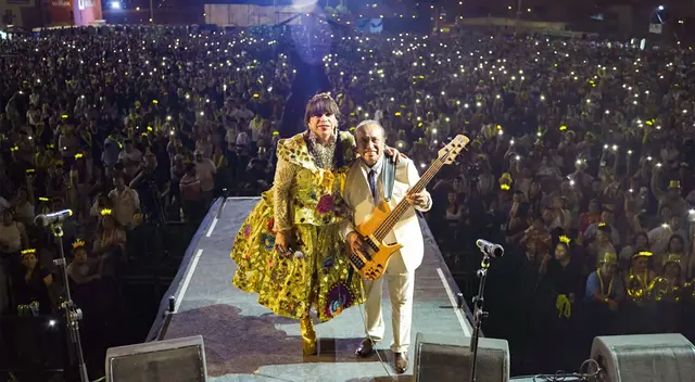 Chola Chabuca junto a líder de Agua Marina.