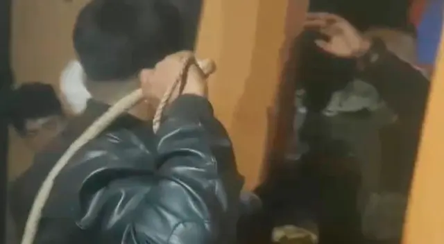 Policías fueron azotados por ronderos por pedir presuntamente coimas. Policías fueron azotados por ronderos por pedir presuntamente coimas.