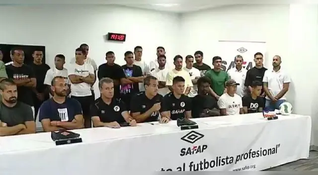 En un solo puño los jugadores de la Liga 1 y Liga 2