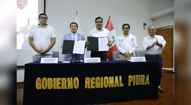 Autoridades en la firma del convenio en Piura.