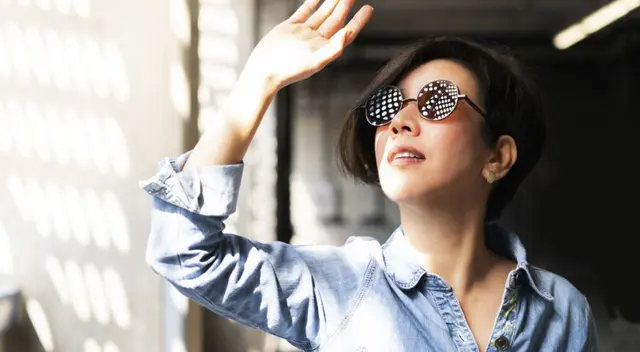 Debemos tener cuidado de los rayos del sol dentro de casa. Debemos tener cuidado de los rayos del sol dentro de casa.