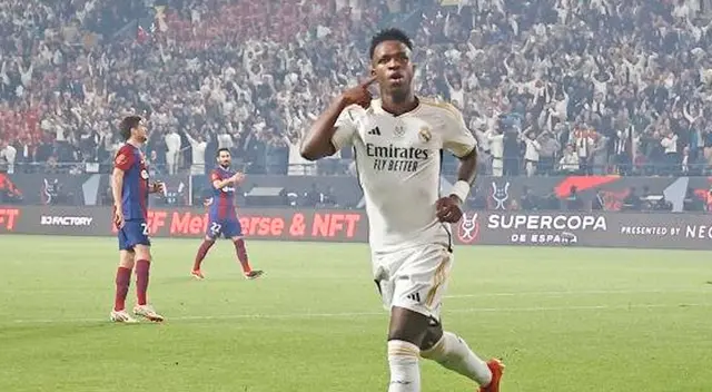 Vinicius Jr. anota el 1-0 para Real Madrid ante Barcelona.