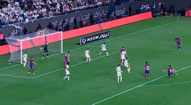 Robert Lewandowski y su furioso remate para el descuento del Barcelona.