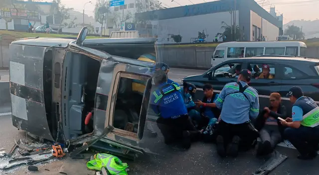 Al menos cuatro personas han sido rescatadas tras volcadura de un auto.