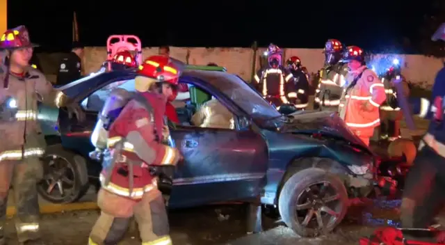 Auto termina dañados y pasajeros quedan heridos en la Costa Verde.
