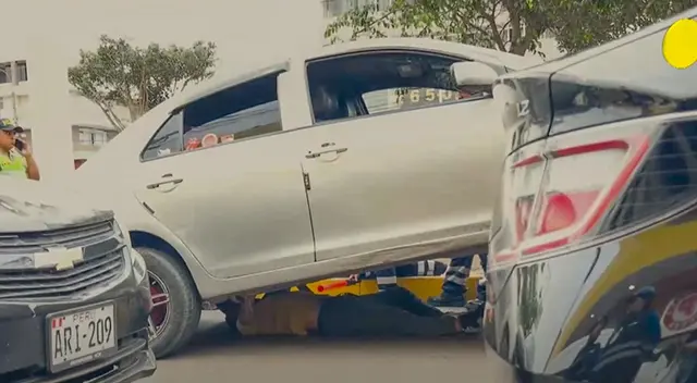 Solo pasa en Perú. El colectivero no tuvo mejor idea que ponerse debajo de su auto para que no se lo lleven.