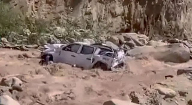Así quedo la camioneta entre las aguas del río Chillón.