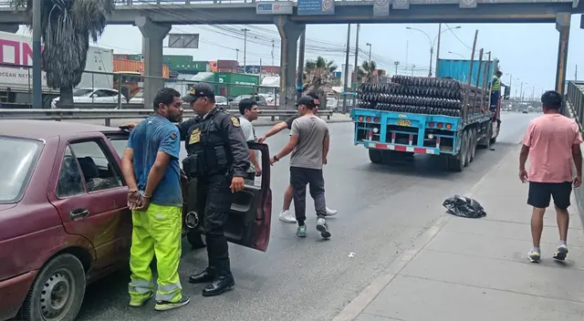 Sujetos estaban reduciendo al chofer del camión para robarle el vehículo pesado.