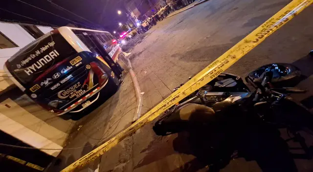 Bus de transporte público impactó contra motorizado matándolo al instante.