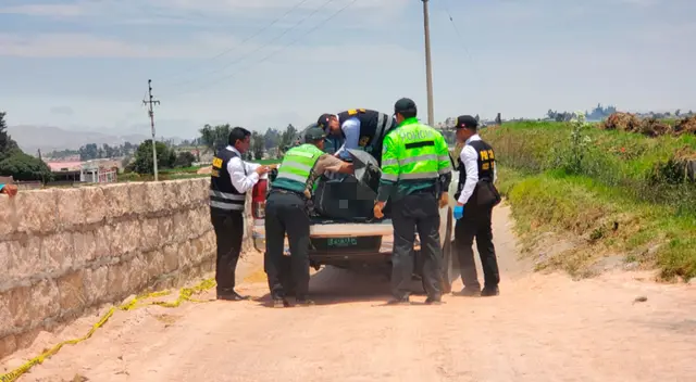 Personal de Homicidios estudia este caso de feminicidio. Personal de Homicidios estudia este caso de feminicidio.