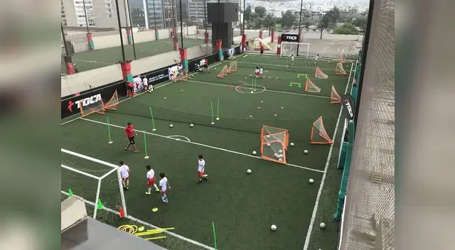 Lo que es crucial para formar jugadores destacados no solo en lo físico, sino también en lo técnico, táctico y mental.