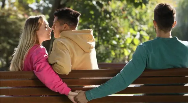 Según recientes estudios, se observa que las personas que son infieles invierten una suma mayor de dinero en su pareja oficial que en su amante. Según recientes estudios, se observa que las personas que son infieles invierten una suma mayor de dinero en su pareja oficial que en su amante.