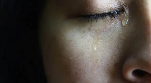 Descubre las emociones detrás de soñar que lloras y cómo pueden influir en tu vida diaria.