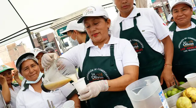 Emolienteros regalaron desayunos a los vecinos de Los Olivos.