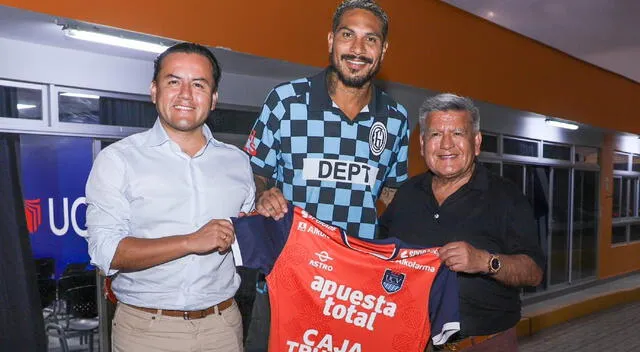  Paolo Guerrero firmó dos años con el club César Vallejo: aquí junto a César y Richard Acuña.   