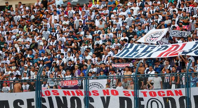 Alianza Lima sacó una bandera que no gustó nada en Universitario. Alianza Lima sacó una bandera que no gustó nada en Universitario.