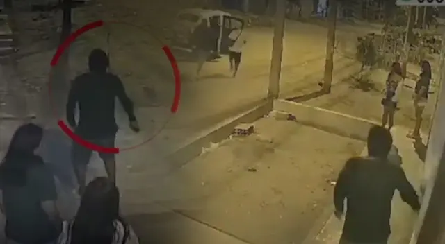 Vecinos se ven obligados a lanzar su celular a los techos de viviendas para evitar ser robados.