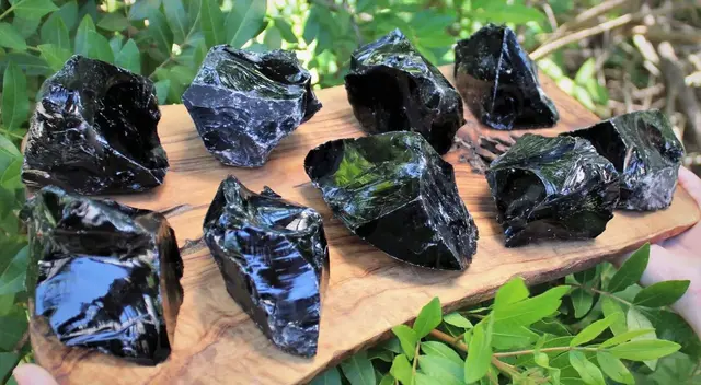 La piedra obsidiana es una roca ígnea volcánica que se forma cuando la lava se enfría rápidamente.