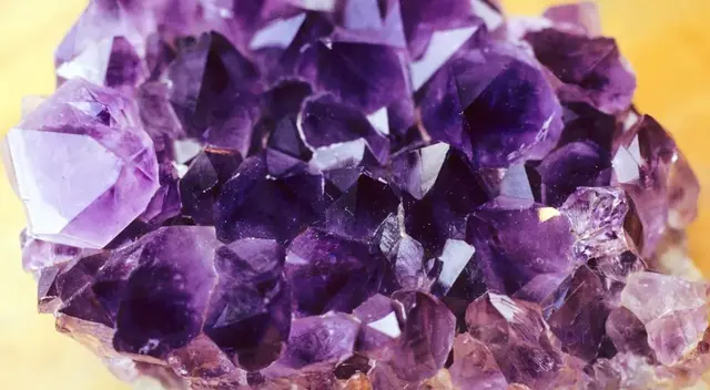 La piedra amatista se encuentra entre las piedras más caras del mundo. La piedra amatista se encuentra entre las piedras más caras del mundo.