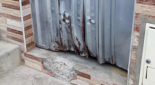 Así quedo la puerta de la vivienda del obrero que viene siendo víctima de extorsión.