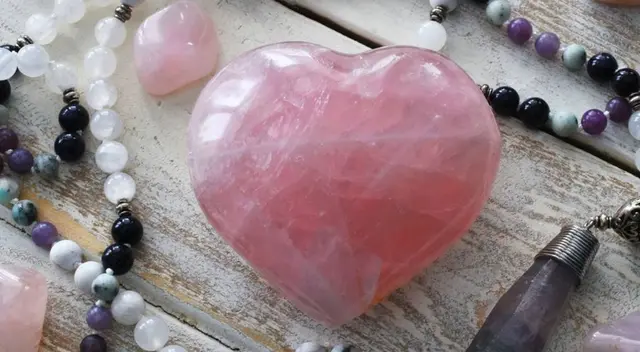 La piedra del cuarzo rosa se asocia con el amor, la compasión y la sanación emocional. La piedra del cuarzo rosa se asocia con el amor, la compasión y la sanación emocional.