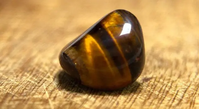 El cuarzo Ojo de Tigre es una variedad de cuarzo que exhibe una combinación única de colores.