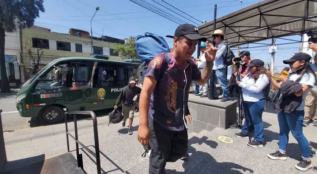 Los extranjeros deberán probar que están legalmente en el Perú.