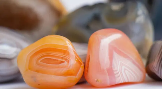 El cuarzo rosa se encuentra en la lista de las piedras más caras del mundo. El cuarzo rosa se encuentra en la lista de las piedras más caras del mundo.