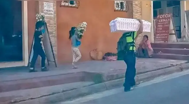 Padre carga ataúd de su bebé junto a sus dos hijos y es viral en redes sociales.
