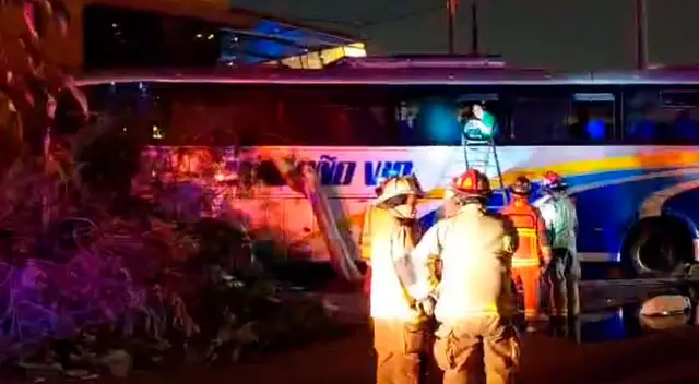 Pasajeros escaparon por una ventana del Maleño VIP ayudados por los bomberos.