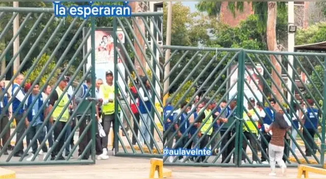 Postulante de San Marcos corre desesperada por llegar a la hora exacta y pasa lo impensado en la puerta de ingreso. Postulante de San Marcos corre desesperada por llegar a la hora exacta y pasa lo impensado en la puerta de ingreso.