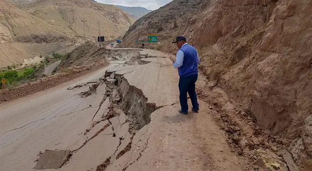 Así quedó la carretera. El hecho pudo terminar en tragedia si no era advertido por conductores.
