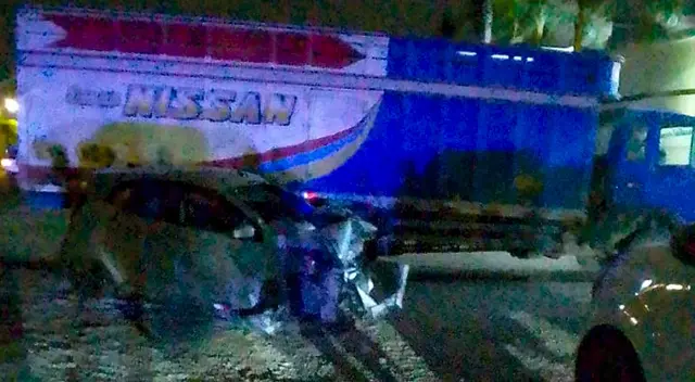 Así quedo el vehículo en el que se dirigían a sus casas los jóvenes estudiantes de la UNPRG.