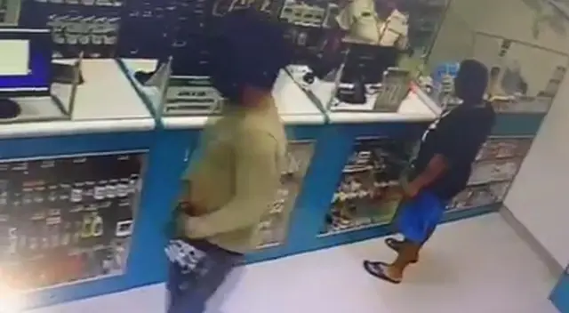 El delincuente llegó a bordo de una moto lineal y robó hasta a un cliente.