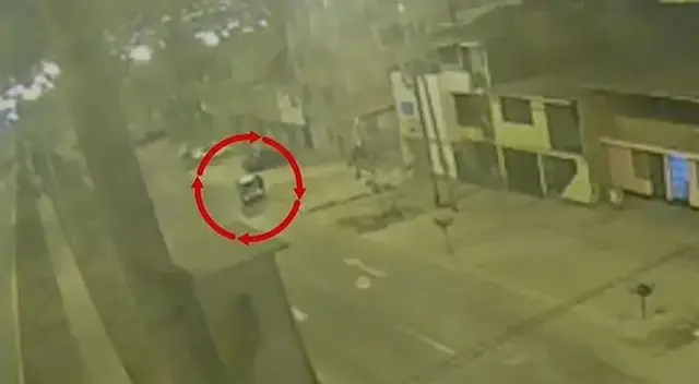 El hecho fue registrado por una de las cámaras de seguridad del lugar.