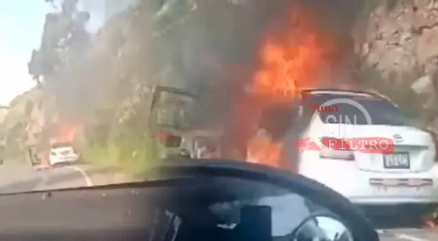 Hombre terminó envuelto en llamas luego que su auto se incendiara. Hombre terminó envuelto en llamas luego que su auto se incendiara.